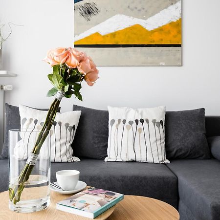 M&R Apartament Airport&Business Premium Komputerowa - Underground Garage - Free Wifi - Netflix - Self Check-In - 5 Min From Chopin Airport Varsó Kültér fotó