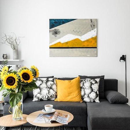 M&R Apartament Airport&Business Premium Komputerowa - Underground Garage - Free Wifi - Netflix - Self Check-In - 5 Min From Chopin Airport Varsó Kültér fotó