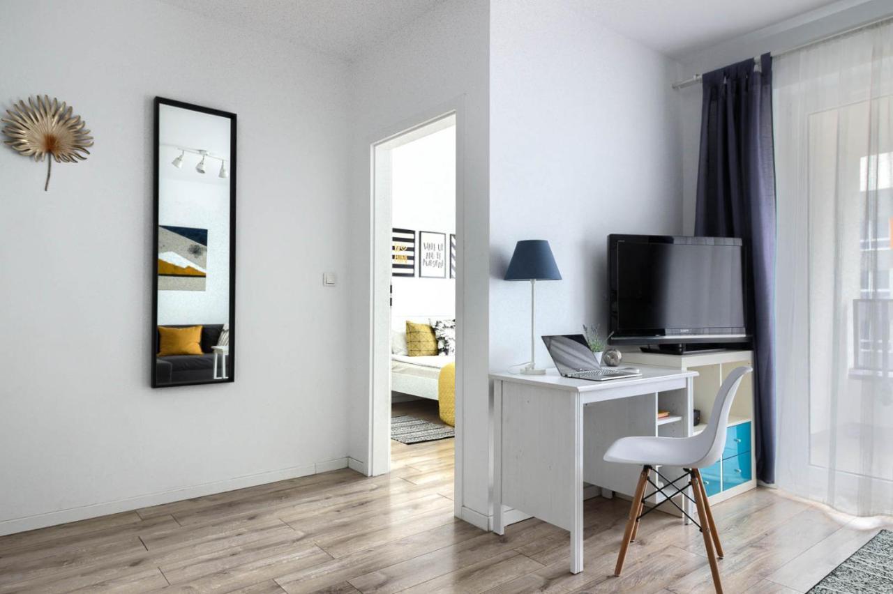 M&R Apartament Airport&Business Premium Komputerowa - Underground Garage - Free Wifi - Netflix - Self Check-In - 5 Min From Chopin Airport Varsó Kültér fotó