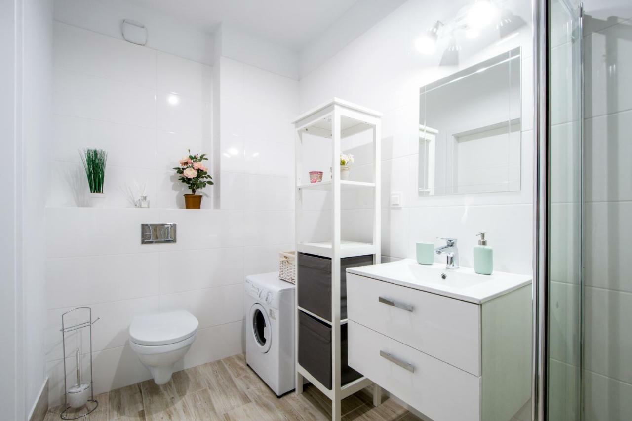 M&R Apartament Airport&Business Premium Komputerowa - Underground Garage - Free Wifi - Netflix - Self Check-In - 5 Min From Chopin Airport Varsó Kültér fotó