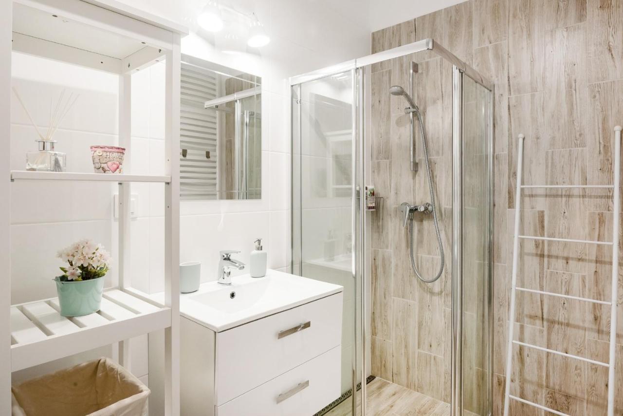 M&R Apartament Airport&Business Premium Komputerowa - Underground Garage - Free Wifi - Netflix - Self Check-In - 5 Min From Chopin Airport Varsó Kültér fotó