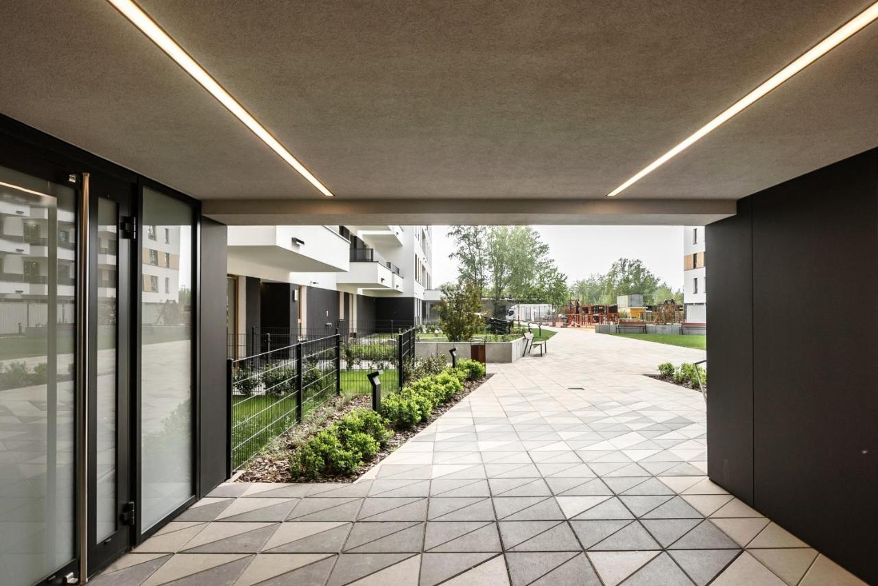 M&R Apartament Airport&Business Premium Komputerowa - Underground Garage - Free Wifi - Netflix - Self Check-In - 5 Min From Chopin Airport Varsó Kültér fotó